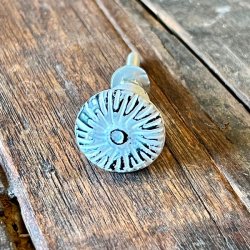 Mbelknop - hvidmalet jern, riller 