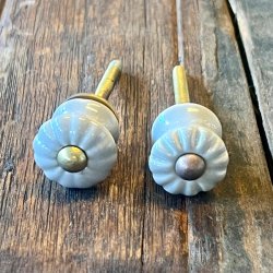 Mbelknop - lille, lysegr m/riller