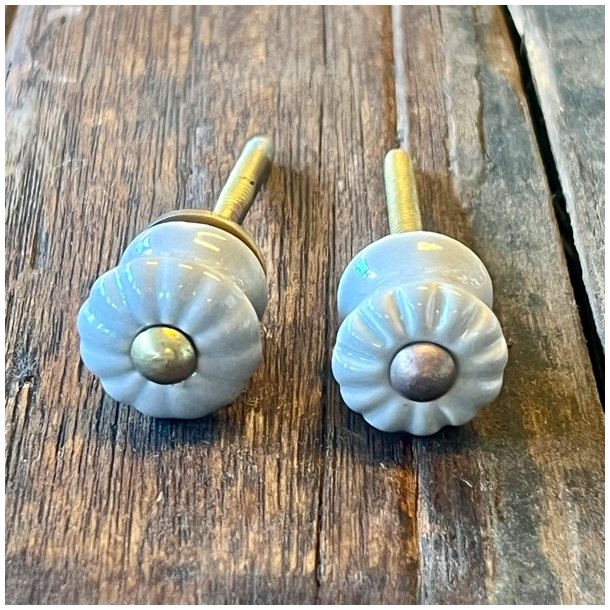 Mbelknop - lille, lysegr m/riller