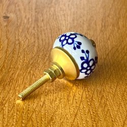 Mbelknop - porceln m/bl blomst og guld 