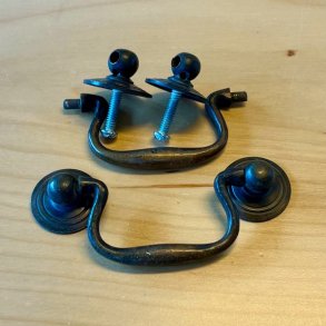 Mbelgreb - patineret messing, hngende skuffegreb (genbrug - 2 stk samlet)