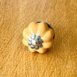 Mbelknop - porceln sennepsgul og slv 