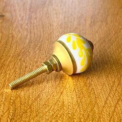 Mbelknop - lille porceln hvid m/gul