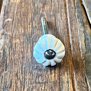 Mbelknop - hvid porceln m/riller og guld stribe