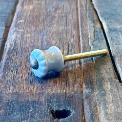 Mbelknop - lille, lysegr m/riller