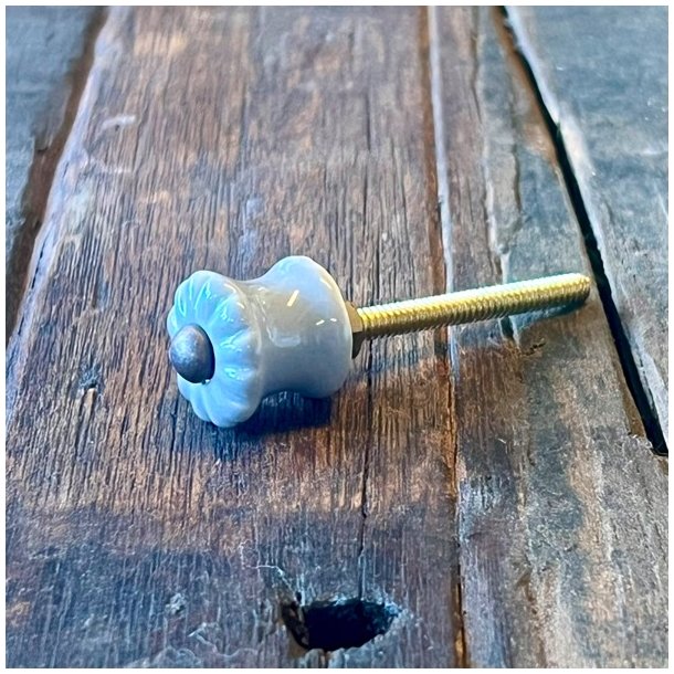 Mbelknop - lille, lysegr m/riller