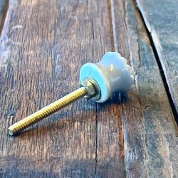 Mbelknop - lille, lysegr m/riller