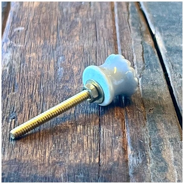 Mbelknop - lille, lysegr m/riller