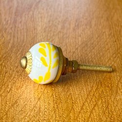 Mbelknop - lille porceln hvid m/gul