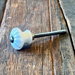 Mbelknop - hvid porceln m/riller og guld stribe