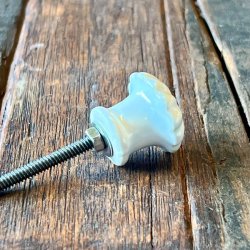 Mbelknop - hvid porceln m/riller