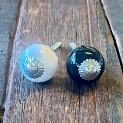 Mbelknop - lille rund porceln, sort eller hvid 