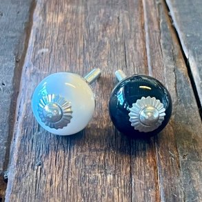 Mbelknop - lille rund porceln, sort eller hvid 