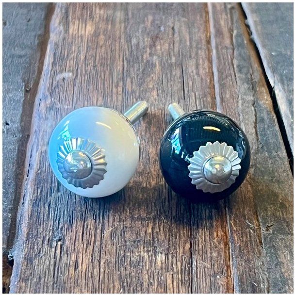 Mbelknop - lille rund porceln, sort eller hvid 