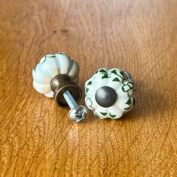 Mbelknop - lille porceln med antik top/sokkel