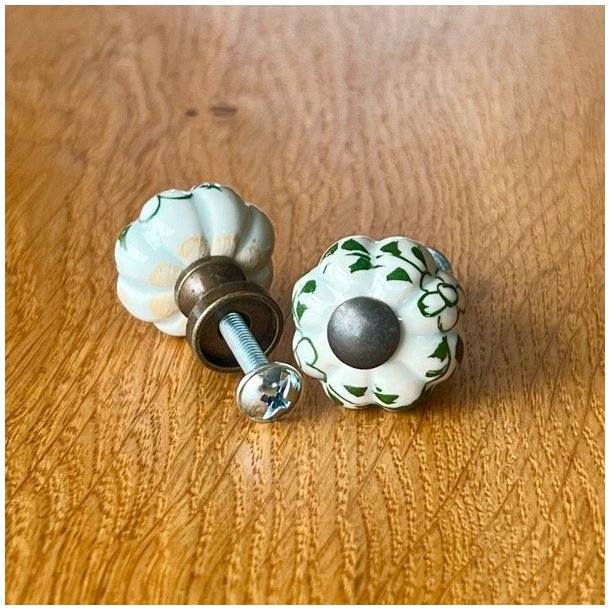 Mbelknop - lille porceln med antik top/sokkel