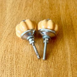 Mbelknop - porceln sennepsgul og slv 