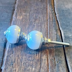 Mbelknop - lille rund porceln, sort eller hvid 