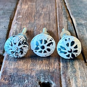 Mbelknop - hvidmalet jern, blomst 