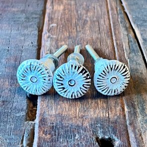 Mbelknop - hvidmalet jern, riller 