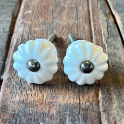 Mbelknop - hvid porceln m/riller