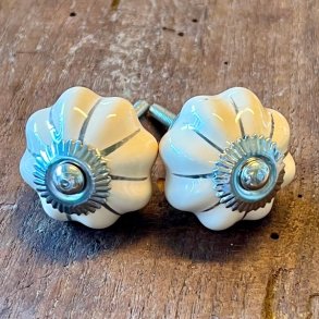 Mbelknop - porceln, rhvid m/slvstribe