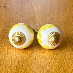 Mbelknop - lille porceln hvid m/gul