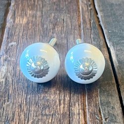 Mbelknop - lille rund porceln, sort eller hvid 