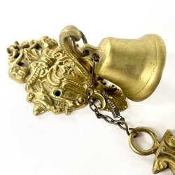 Klokke med rosette og klokkestreng - messing