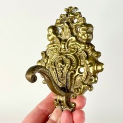 Knage - messing m/flot deko 