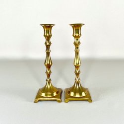 Messing lysestagepar - firkantet fod, patineret