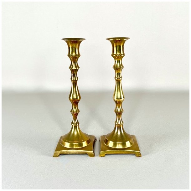 Messing lysestagepar - firkantet fod, patineret