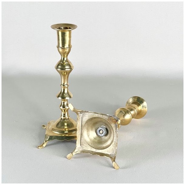 Messing lysestagepar - p fdder, patineret 