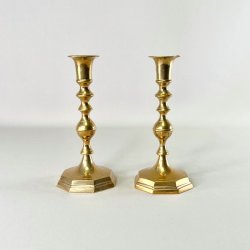 Messing lysestagepar - ottekantet fod, patineret