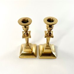 Messing lysestagepar - firkantet fod, H16 cm