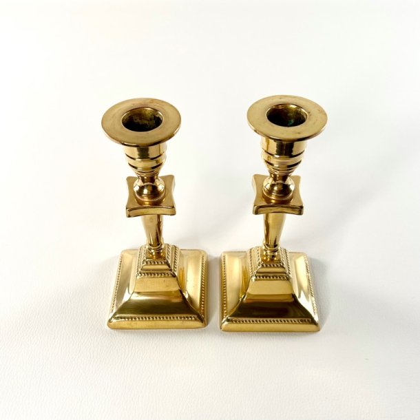 Messing lysestagepar - firkantet fod, H16 cm