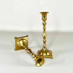 Messing lysestagepar - firkantet fod, patineret