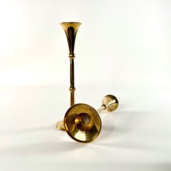 Messing lysestagepar - trompetformet med kugler, H22 cm