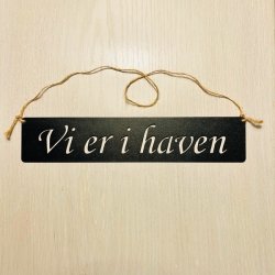 Metal skilt "Vi er i haven"