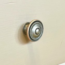 Mbelknop - 'skjold', tofarvet metal