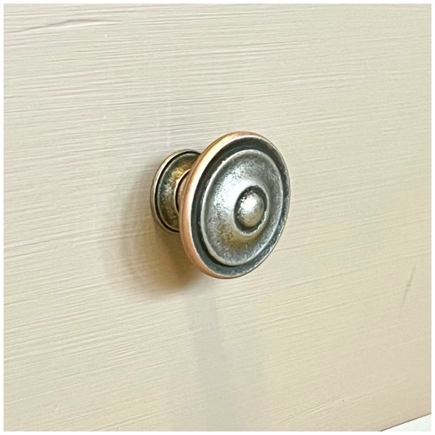 Mbelknop - 'skjold', tofarvet metal