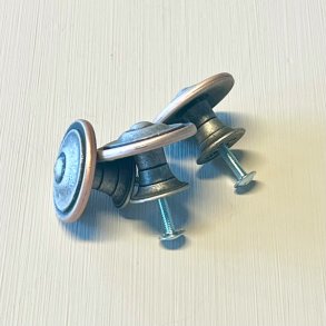 Mbelknop - 'skjold', tofarvet metal