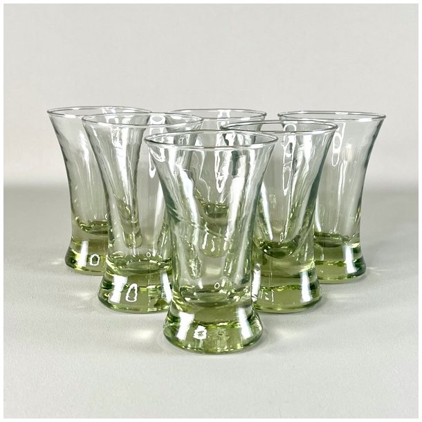 Drikkeglas med tung fod
