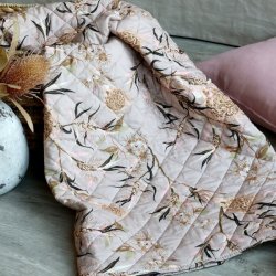 Aix Quilt m/blomstermnster, taupe (130x180)