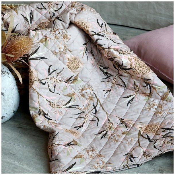 Aix Quilt m/blomstermnster, taupe (130x180)