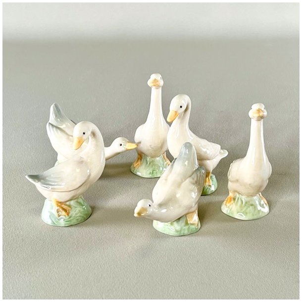 Sm gsefigurer i porceln