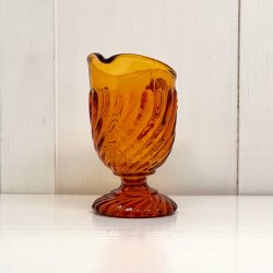 Fldekande ravfarvet presset glas med swirl