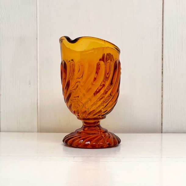 Fldekande ravfarvet presset glas med swirl