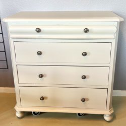Gl. kommode - sandfarvet, 4 skuffer 