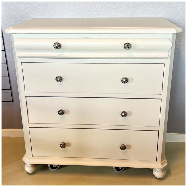 Gl. kommode - sandfarvet, 4 skuffer 
